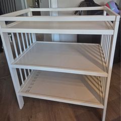 Baby changing unit free to go