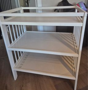Baby changing unit free to go