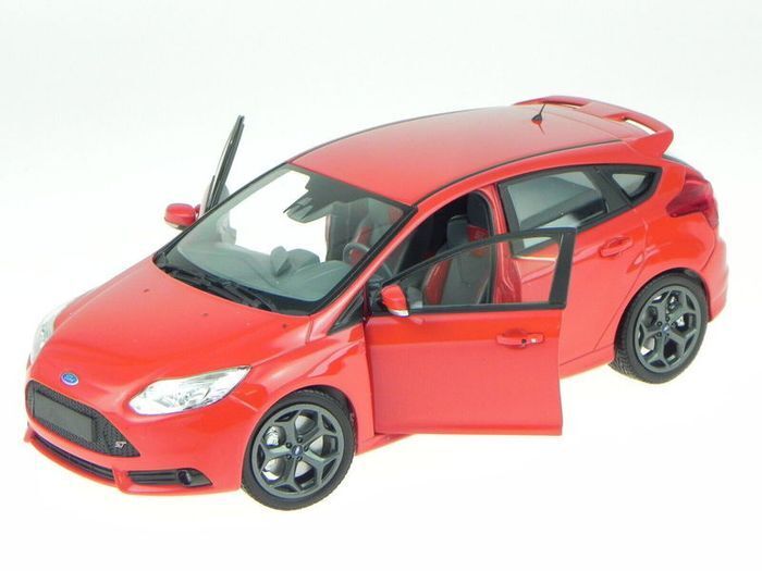 Ford Focus ST 2011 Minichamps 1/18 New in Box