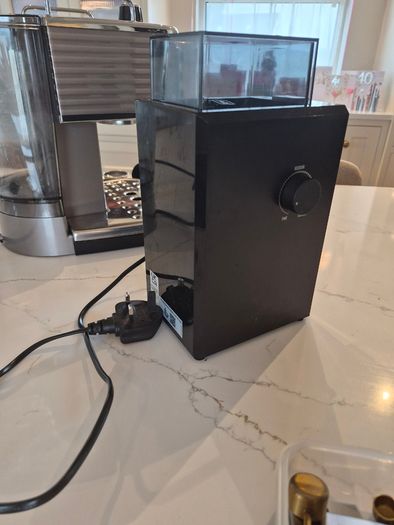 DeLonghi Scultura Espresso Coffee Machine and KG79 Grinder