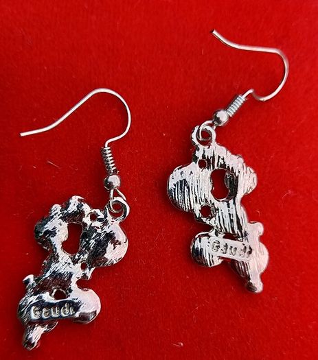 Vintage jewelry is sold individually for 5 to 10 euros