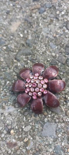 Vintage jewelry is sold individually for 5 to 10 euros