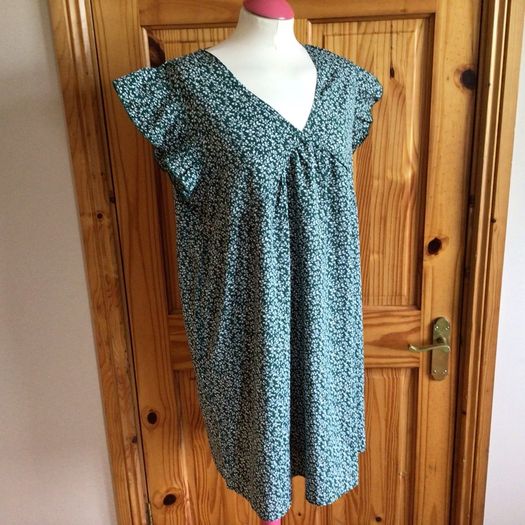 Green and White ditzy floral knee length lightweight dress XL 16/18 postage included