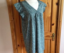 Green and White ditzy floral knee length lightweight dress XL 16/18 postage included