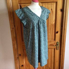 Green and White ditzy floral knee length lightweight dress XL 16/18 postage included
