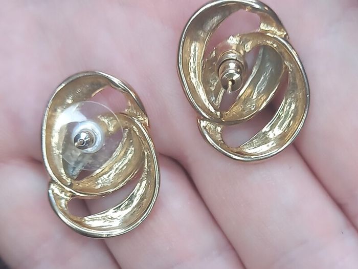 Vintage jewelry is sold individually for 5 to 10 euros