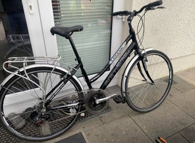 Like new goldrush legend hybrid 28 inch wheels 21 speed 17 inch frame mudguards back carrier cover chain