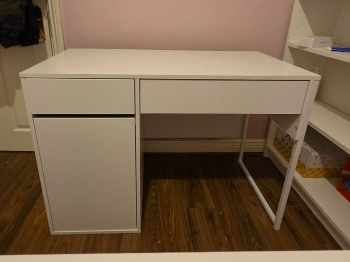 white computet desk in excellent condition