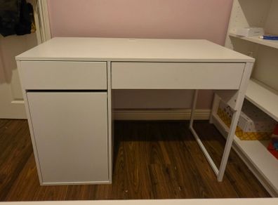 white computet desk in excellent condition