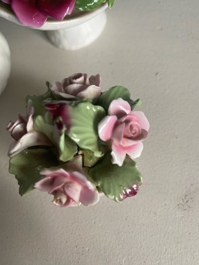 Trip of porcelain posies