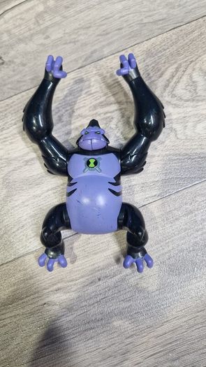 Big deluxe Ben 10 figures