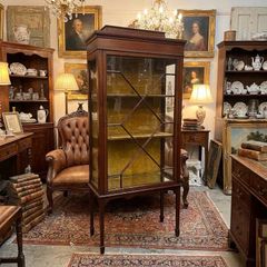 Very nice quality glass cabinet.