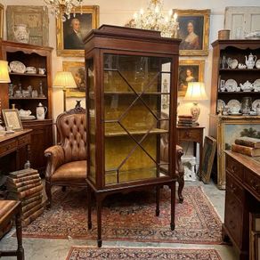 Very nice quality glass cabinet.