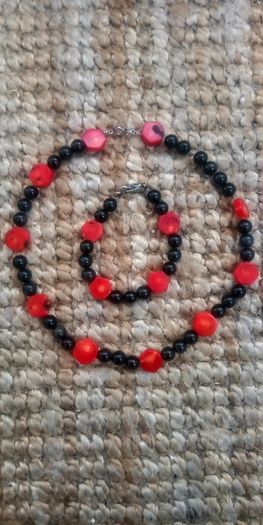 Coral and onyx bracelet and necklace set with 925 sterling silver clasp