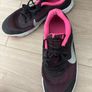 nike trainers black and pink Image 3