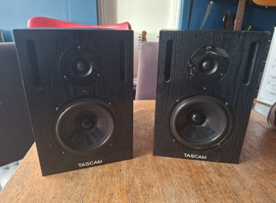 Tascam VL-X5 bi-amplified nearfield studio monitors - one faulty: parts or repair