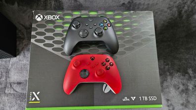 Xbox Series X 1tb - 2 Controllers - Games
