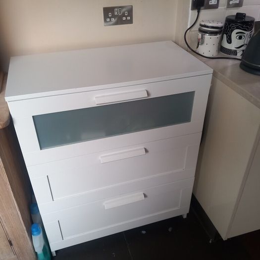 chest of drawers
