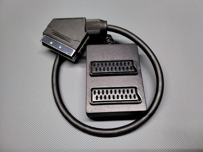 Scart splitter