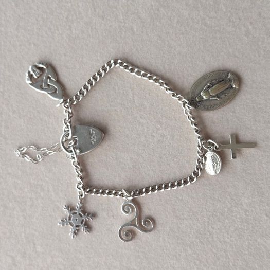 Vintage sterling silver bracelet with charms. Please note that only one charm is not sterling silver. It is a small size, approximately 16/17 cm.