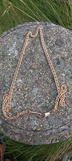 Vintage jewelry is sold individually for 5 to 10 euros.