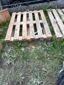 5 wooden pallets
