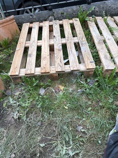 5 wooden pallets