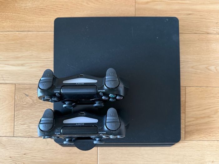 PS4 Slim 1TB + 11 games