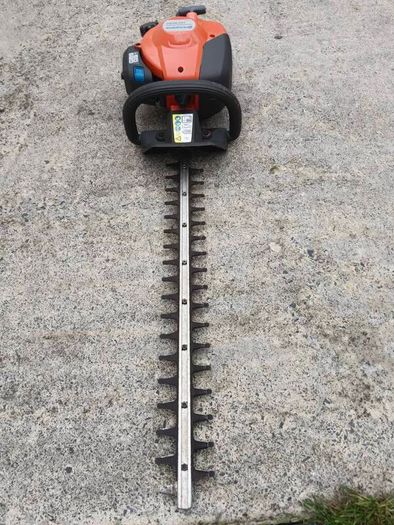 Husqvarna hedge trimmer 122HD60 in new condition.