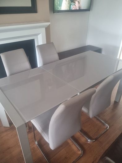 High-gloss Extending Dining Table plus 4 Cantilever chairs