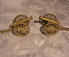 Beautiful vintage pair of brass model field cannons