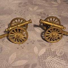 Beautiful vintage pair of brass model field cannons