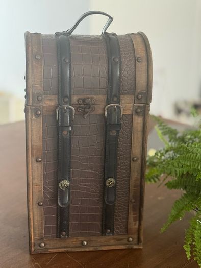 Vintage-style wooden wine gift box