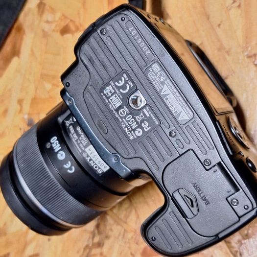 Sony Alpha 100 DSLR-A100 Digital SLR Camera with DT 18-55mm f/3.5-5.6 SAM Lens Kit - 31523