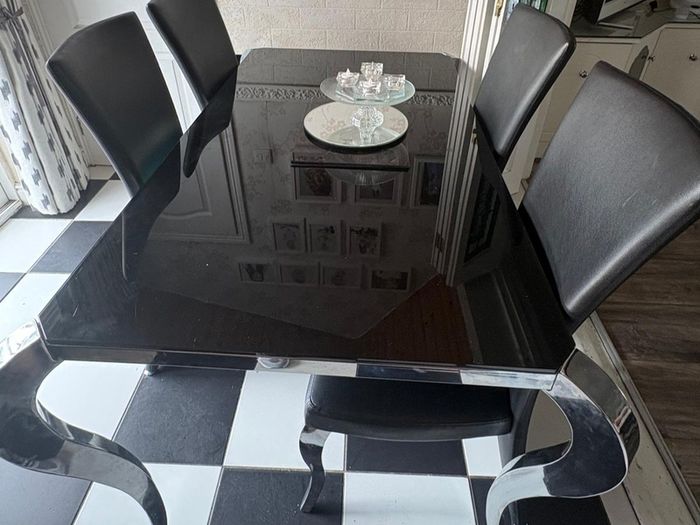 Table & 4 Chairs