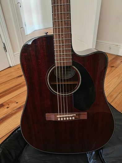 Mahagony Acoustic Steel Guitar including Capo, Case and picks