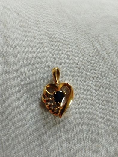 18 CT Gold pendant with Natural Sapphire and  diamonds