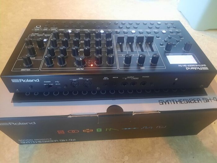 Roland SH4D