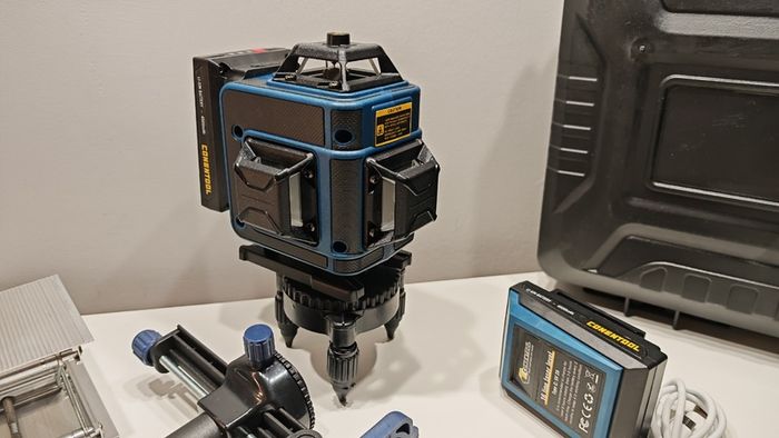 360 x 4D 16 Line Green Laser Level with case, 2x Battery, mini tripod.