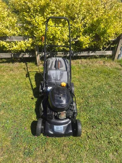 Push petrol lawnmower start easy runs perfect