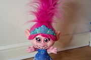 Dreamworks Trolls World Tour Dancing Hair Poppy on Roller Skates
