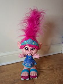 Dreamworks Trolls World Tour Dancing Hair Poppy on Roller Skates