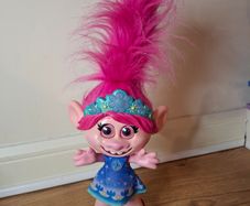 Dreamworks Trolls World Tour Dancing Hair Poppy on Roller Skates
