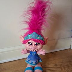 Dreamworks Trolls World Tour Dancing Hair Poppy on Roller Skates