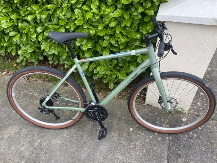 As new Cube Hyde city bicycle