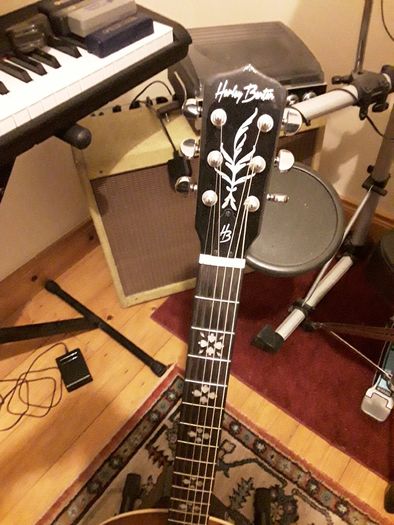 Left hand 6 string banjo