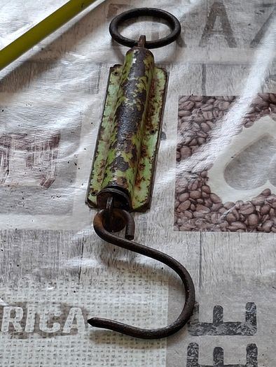 Salter Pocket Balance Hanging Scale. Brass Face and has a maximum capacity of 50 pounds.These scales were manufactured in England, frequently used for fishing or measuring household goods Postage Available or Collection