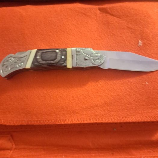 Lock knife with bear head bone handle