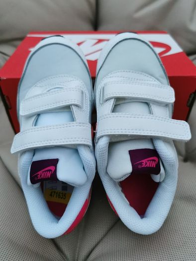 Girl's NIKE runners NEW size UK 9.5