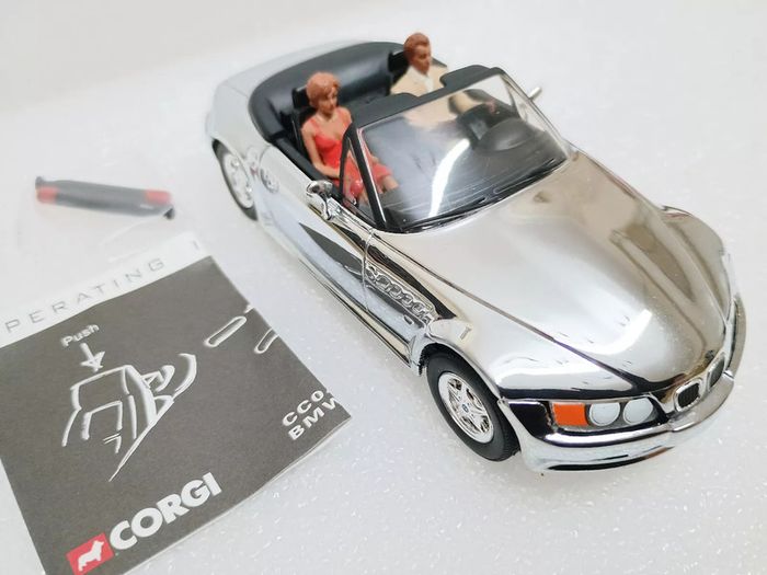 Corgi James Bond Attache Case with 8  Chrome Bond Cars